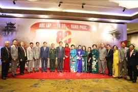 Vietnamese Ambassador to Thailand Pham Viet Hung (centre) and his wife pose for a group photo with Vietnamese in Bangkok and surrounding areas at the ceremony (Photo: VNA)