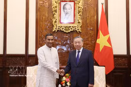 General Secretary of the Communist Party of Vietnam Central Committee and State President To Lam (R) receives Sri Lankan Ambassador to Vietnam Poshitha Perera. (Photo: VNA)