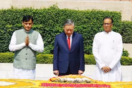 General Secretary of the Communist Party of Vietnam Central Committee and State President To Lam (centre) lays a wreath in tribute to Mahatma Gandhi at the late leader's memorial site in New Delhi on May 6. (Photo: VNA)