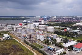 A fuel storage facility at the Cai Mep - Thi Vai Port Complex in the southern province of Ba Ria - Vung Tau. (Photo: VNA)