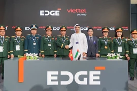 The Viettel Military Industry and Telecoms Group inks an MoU with EDGE Group of the UAE at the Dubai Airshow 2025 on November 17, 2025. (Photo: VNA)