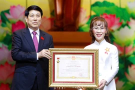 State President Luong Cuong awards the title of Hero of Labour to Dr. Nguyen Thi Phuong Thao, Chairwoman of the Board of Directors of Vietjet Air. (Photo: Vietjet)