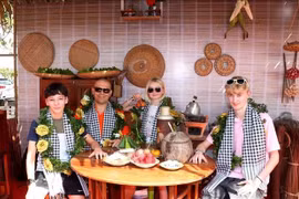 Foreign tourists in Vinh Long. The Mekong Delta locality welcomed nearly 9.5 million visitors in 2025, with a total revenue of 8 trillion VND. (Photo: VNA)