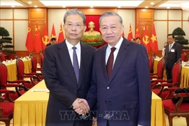 Party General Secretary To Lam (R) and Chairman of the Standing Committee of the National People’s Congress (NPC) of China Zhao Leji. (Photo: VNA) 