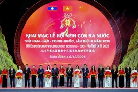 Delegates cut the ribbon to open the festival (Photo: VNA)