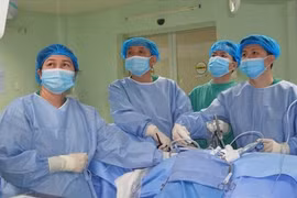 Doctors at Can Tho Central General Hospital perform a kidney transplant. (Photo courtesy of the hospital)