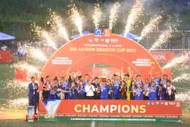 Thailand players and officials celebrate their International Seven-a-side Football Tournament victory. (Photo of VietFootball)