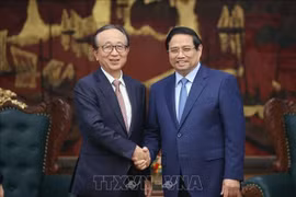 Prime Minister Pham Minh Chinh (R) hosts a reception for Hironori Kamezawa, CEO of Japan’s Mitsubishi UFJ Financial Group, in Hanoi on August 7. (Photo: VNA)