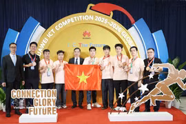 Minister Counsellor of the Vietnamese Embassy in China Hoang Van Tuan (fifth from left) poses for a group photo with the two Vietnamese teams that won prizes at the competition. (Photo: VNA)