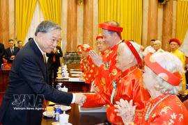 Party General Secretary and State President To Lam and the elderly representatives at the gathering in Hanoi on June 5 (Photo: VNA)