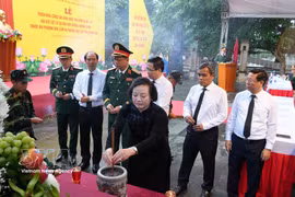 Deputy PM Pham Thi Thanh Tra and officials offer incense at the ceremony (Photo: VNA)