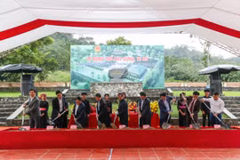 Delegates break ground restoration of the education sector traditional site in Yen Nguyen commune on November 18 (Photo: petrotimes.vn)