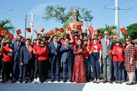 Prime Minister Pham Minh Chinh, his spouse, Vietnamese officials and Dominican friends at a memorial dedicated to President Ho Chi Minh in Santo Domingo, the Dominican Republic, on November 21, 2024. (Photo: VNA)