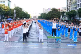 Health workers and residents perform mass wellness exercises, promoting healthy lifestyles in the community. (Photo: VNA) 