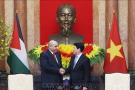State President Luong Cuong (R) welcomes Speaker of the Jordanian House of Representatives Mazen Turki El Qadi in Hanoi on February 3. (Photo: VNA)