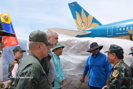 At the handover ceremony for the humanitarian relief supplies (Photo: VNA)