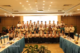 Participants at the meeting between representatives of the Vietnam Fatherland Front (VFF) Central Committee and the Vientiane-based Nguyen Du Lao–Vietnamese bilingual school in Da Nang on July 1, 2026. (Photo: VNA)