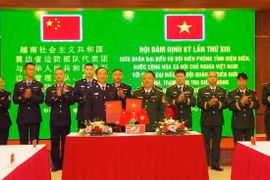 The two sides exchange the minutes of the talks (Photo: VNA)
