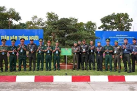 Young officers from Vietnam and Cambodia plant friendship trees at the Moc Bai Border Guard Station. (Photo: VNA)