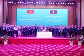 Heads of the border delegations of Vietnam and Laos exchange signed memoranda at the 34th annual meeting in Vientiane. (Photo: VNA)