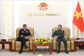 General Nguyen Tan Cuong (R), Chief of the General Staff of the Vietnam People’s Army and Deputy Minister of National Defence, receives Australian Chief of Navy Vice Admiral Mark Hammond in Hanoi on January 30 morning. (Photo: qdnd.vn)