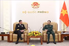 General Nguyen Tan Cuong (R), Chief of the General Staff of the Vietnam People’s Army and Deputy Minister of National Defence, receives Australian Chief of Navy Vice Admiral Mark Hammond in Hanoi on January 30 morning. (Photo: qdnd.vn)