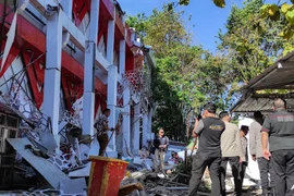 Police officers look at a building of the North Sumatra's National Sports Committee of Indonesia (KONI) damaged following a severe 7.4-magnitude offshore quake in Manado, North Sulawesi on April 2, 2026. (Photo: AFP)