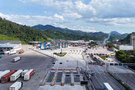 An overview of the smart Youyi Guan-Huu Nghi border gate pair (Photo published by VNA)