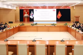 Vietnamese Minister of Construction Tran Hong Minh and Korean Minister of Land, Infrastructure and Transport Kim Yun-duk hold talks on April 21 in Hanoi. (Photo: The Courtesy of the Ministry of Construction)