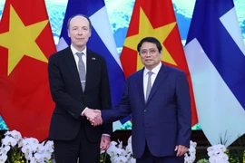 Prime Minister Pham Minh Chinh (R) meets with Speaker of the Finnish Parliament Jussi Halla-aho on March 25, 2024 in Hanoi. (Photo: VNA).