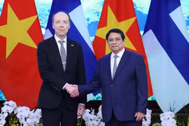 Prime Minister Pham Minh Chinh (R) meets with Speaker of the Finnish Parliament Jussi Halla-aho on March 25, 2024 in Hanoi. (Photo: VNA).