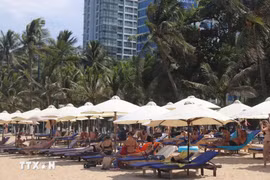 Russian tourists at Nha Trang beach (Photo: VNA)