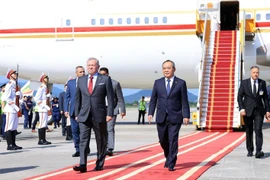 Member of the Party Central Committee, Chairman of the Presidential Office Le Khanh Hai (R) welcomes King of the Hashemite Kingdom of Jordan Abdullah II Ibn Al Hussein at the Noi Bai International Airport. (Photo: VNA)