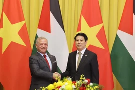 State President Luong Cuong (R) welcomes King Abdullah II ibn Al Hussein of the Hashemite Kingdom of Jordan in Hanoi on November 12 (Photo: VNA)