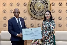 Martin Kabaluapa Kapinga (L), Chief of Country Offices Division at the World Wide Fund for Nature (WWF) presents a symbolic donation of 40,000 USD to Vice Chairwoman of the People’s Committee of Da Nang to support the central city's recovery efforts following the heavy rains and Typhoon Kalmaegi (Photo: VNA)