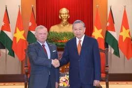 Party General Secretary To Lam (R) and King of the Hashemite Kingdom of Jordan Abdullah II Ibn Al Hussein in Hanoi on November 12. (Photo: VNA)
