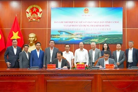 Chairman of the People's Committee of Ca Mau province, Lu Quang Ngoi (left), and founder of China's Pacific Construction Group Yan Jiehe, sign a memorandum of cooperation. (Photo: VNA)