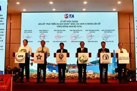 Representatives of Ho Chi Minh City, and Dong Nai, Ba Ria - Vung Tau, Binh Duong, Binh Phuoc and Tay Ninh provinces sign an agreement on cooperation in developing green tourism. (Photo: VNA)