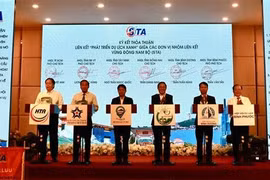 Representatives of Ho Chi Minh City, and Dong Nai, Ba Ria - Vung Tau, Binh Duong, Binh Phuoc and Tay Ninh provinces sign an agreement on cooperation in developing green tourism. (Photo: VNA)
