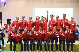 The Vietnamese team win the gold medal in women's handball at the 33rd SEA Games (Photo: VNA)