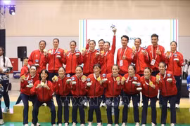 The Vietnamese team win the gold medal in women's handball at the 33rd SEA Games (Photo: VNA)