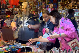 Traditional handicraft products at the Vietnamese booth attract visitors at the Paris Fair (Photo: VNA)