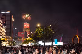 Low-altitude fireworks display at Saigon Marina IFC tower (Saigon ward) (Photo: VNA)