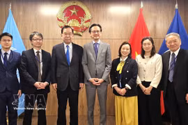 Ambassador Do Hung Viet (centre) and Chairman of the Presidium of the Central Committee of the Japanese Communist Party Shii Kazuo (third from the left) and other delegates pose for a group photo (Photo: VNA)