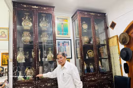 The exquisite mother-of-pearl inlaid cabinet that Lumban Sianipar meticulously brings back from Vietnam (Photo: VNA)