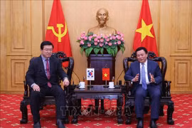 Politburo member Nguyen Xuan Thang (R) and Prof. Young-Sup Joo (Photo: VNA)