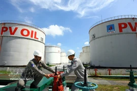 Workers are operating the petroleum supply system at PV Oil Nha Be (Ho Chi Minh City), a subsidiary of Petrovietnam Oil Corporation, a major supplier to the domestic petroleum market (Photo: VNA)