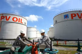 Operating the petrol supply system at PV Oil Nha Be (Ho Chi Minh City), a subsidiary of Petrovietnam Oil Corporation. (Photo: VNA)