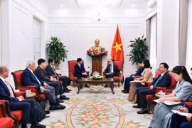 The meeting between Minister of Foreign Affairs Le Hoai Trung and Governor Ibaragi Ryuta of Japan's Okayama prefecture on March 27 (Photo: Ministry of Foreign Affairs) 