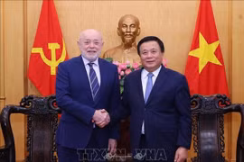 Politburo member, President of the Ho Chi Minh National Academy of Politics (HCMA) and Chairman of the Central Theory Council Nguyen Xuan Thang (R) hosts Mikhail Efimovich Fradkov, Director of the Russian Institute for Strategic Studies (RISS), in Hanoi on April 1. (Photo: VNA)